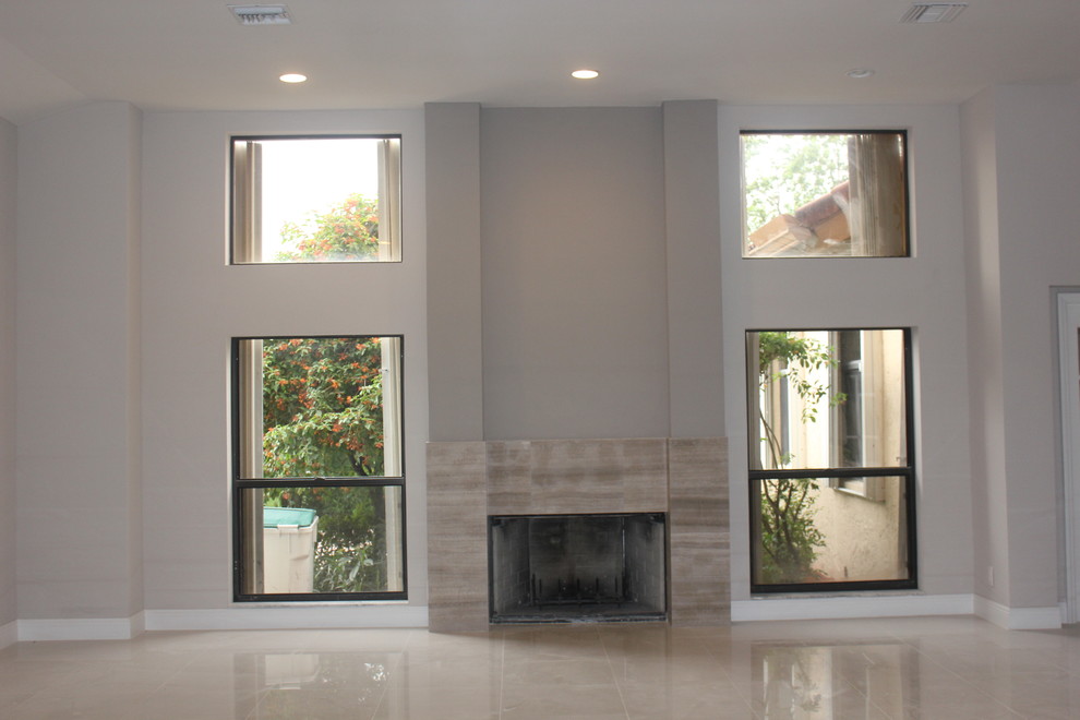 Großes, Offenes Klassisches Wohnzimmer mit grauer Wandfarbe, Kamin und Kaminumrandung aus Stein in Miami