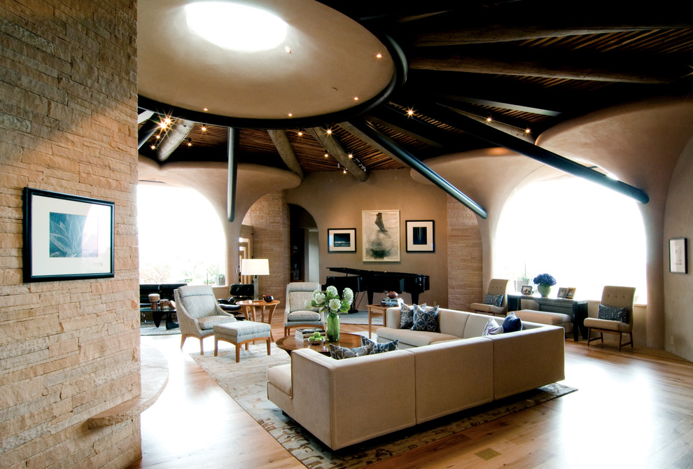 Стильный дизайн: огромная открытая гостиная комната в стиле фьюжн с полом из бамбука, музыкальной комнатой и бежевыми стенами - последний тренд