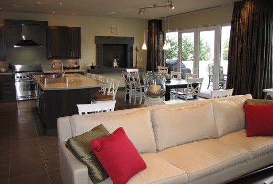 Foto di un soggiorno mediterraneo di medie dimensioni e aperto con sala formale, pareti beige, pavimento con piastrelle in ceramica, TV autoportante e pavimento marrone