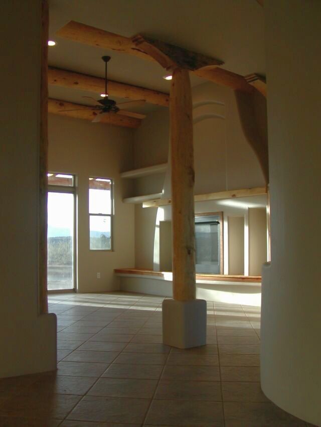 Imagen de salón abierto de estilo americano de tamaño medio con paredes blancas, suelo de baldosas de cerámica, chimenea de doble cara y marco de chimenea de madera