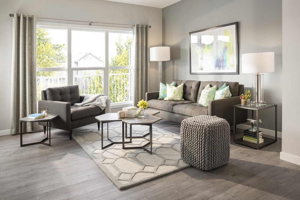 Immagine di un grande soggiorno chic aperto con pareti grigie, parquet chiaro e pavimento grigio