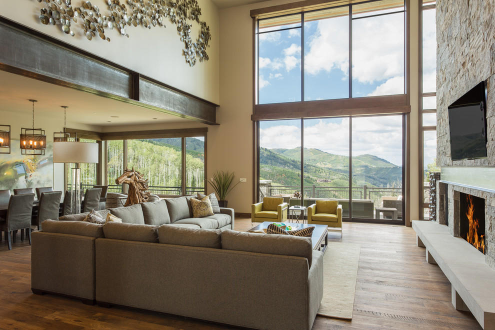 Idee per un soggiorno contemporaneo aperto con sala formale, pavimento in legno massello medio e TV a parete
