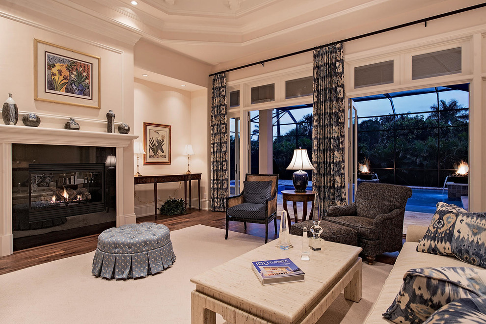 На фото: большая открытая гостиная комната в стиле неоклассика (современная классика) с бежевыми стенами, светлым паркетным полом, горизонтальным камином и фасадом камина из плитки
