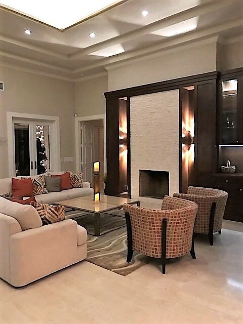Cette image montre un salon design ouvert avec une salle de réception, un mur beige, un sol en linoléum, une cheminée standard, un manteau de cheminée en carrelage, aucun téléviseur et un sol beige.