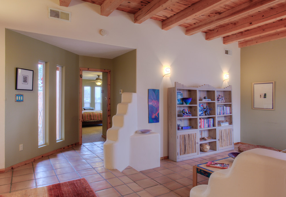 Mittelgroßes, Repräsentatives, Fernseherloses, Abgetrenntes Mediterranes Wohnzimmer ohne Kamin mit beiger Wandfarbe, Terrakottaboden und orangem Boden in Albuquerque