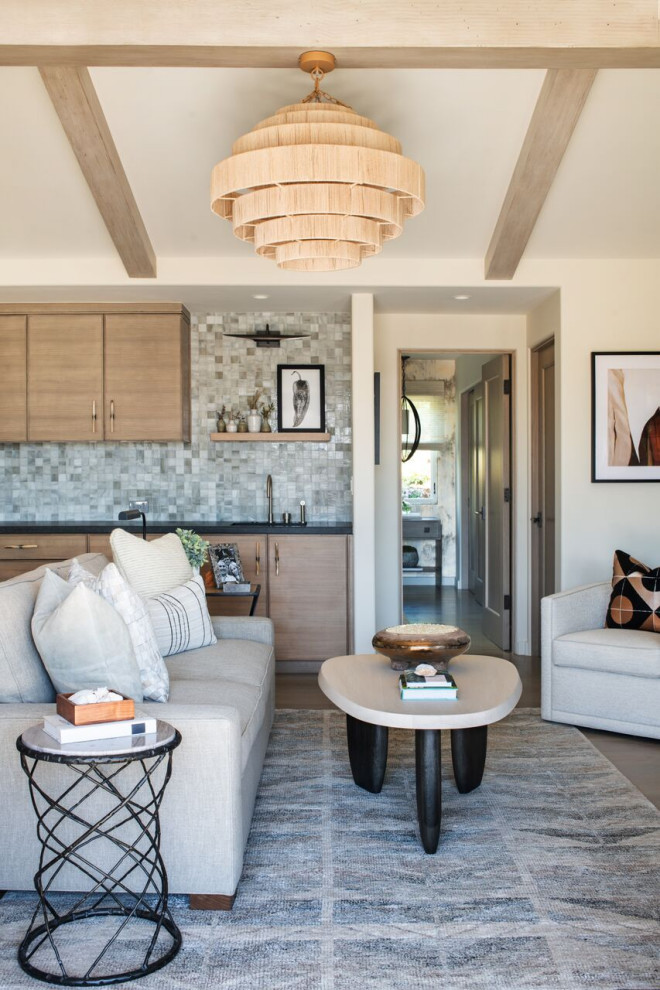 Foto di un soggiorno classico di medie dimensioni e aperto con angolo bar, pareti bianche, pavimento in legno massello medio e pavimento marrone