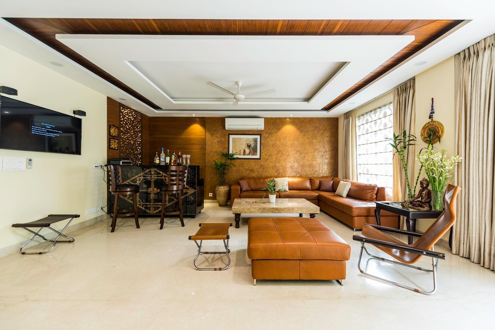 Пример оригинального дизайна: гостиная комната среднего размера в стиле модернизм с телевизором на стене