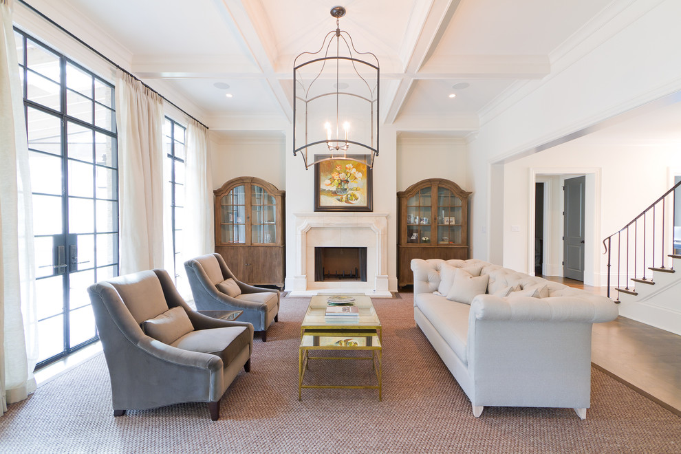 Идея дизайна: большая гостиная комната в стиле неоклассика (современная классика) с стандартным камином
