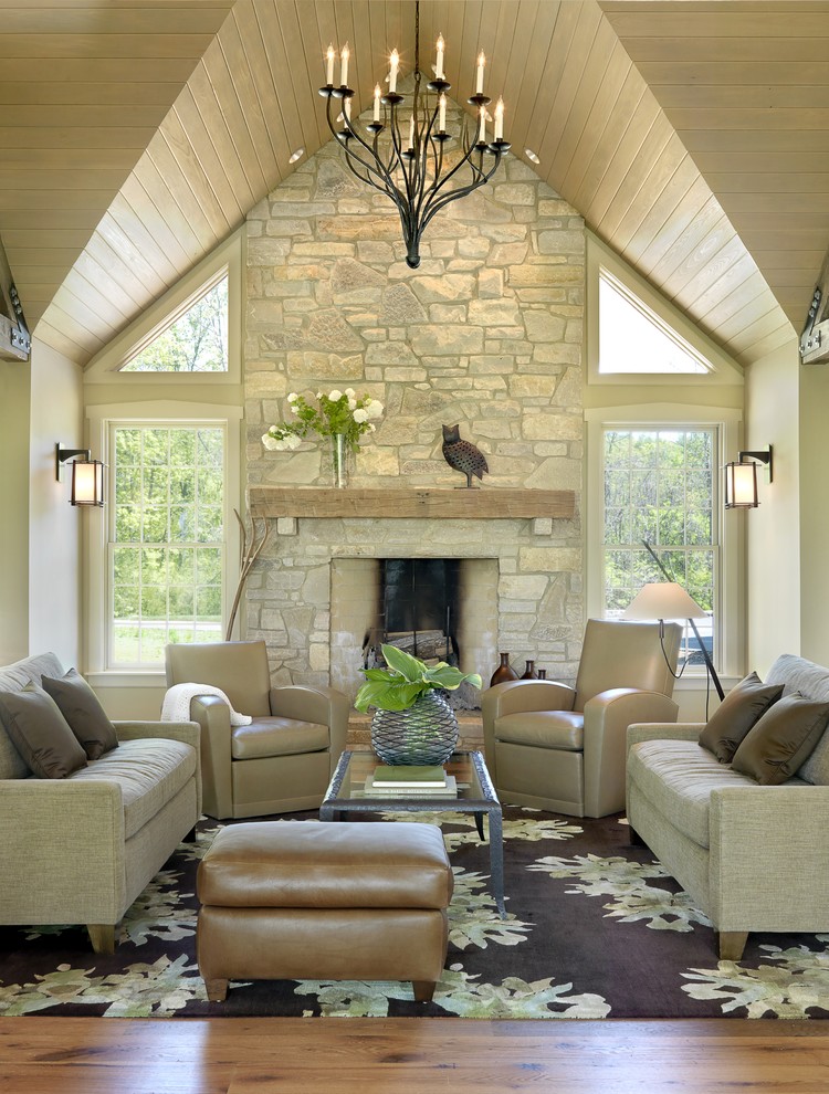 Идея дизайна: гостиная комната в классическом стиле с фасадом камина из камня и ковром на полу