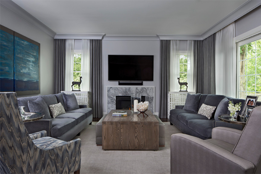 Idéer för ett stort klassiskt separat vardagsrum, med grå väggar, heltäckningsmatta, en standard öppen spis och en väggmonterad TV