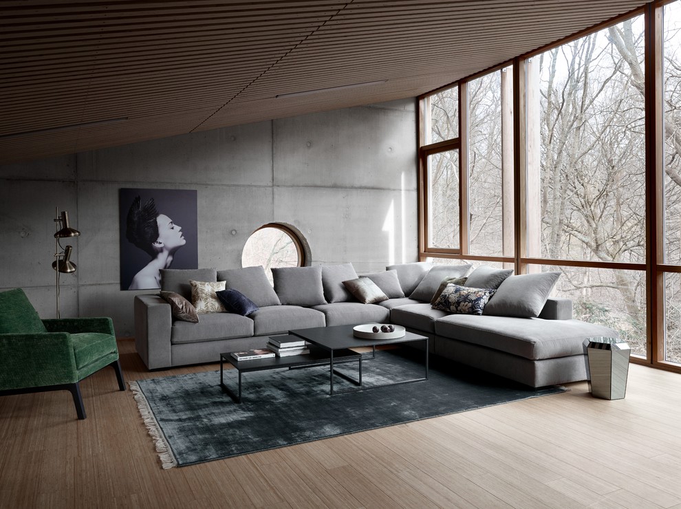 Inspiration pour un grand salon urbain ouvert avec un mur gris et un sol en bois brun.