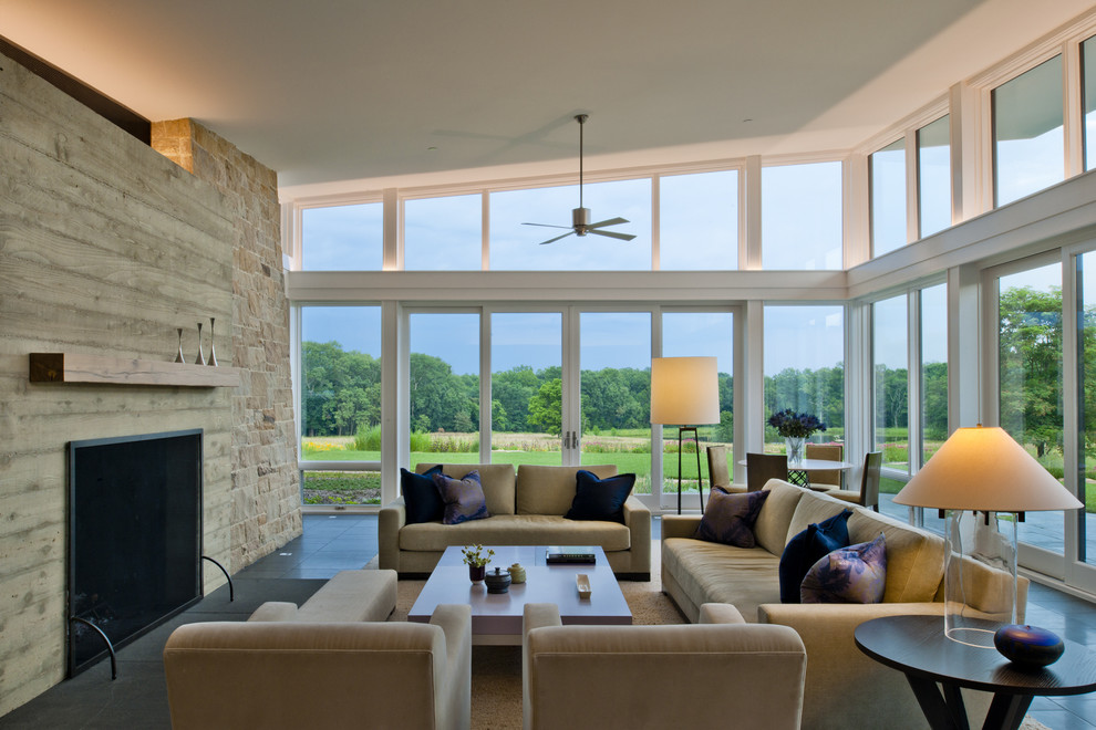 Свежая идея для дизайна: гостиная комната в стиле модернизм с стандартным камином и фасадом камина из дерева - отличное фото интерьера