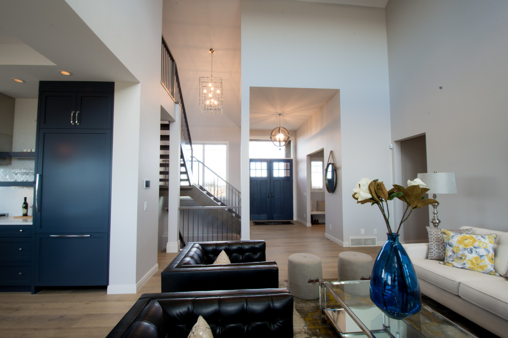 Стильный дизайн: гостиная комната в классическом стиле с паркетным полом среднего тона - последний тренд