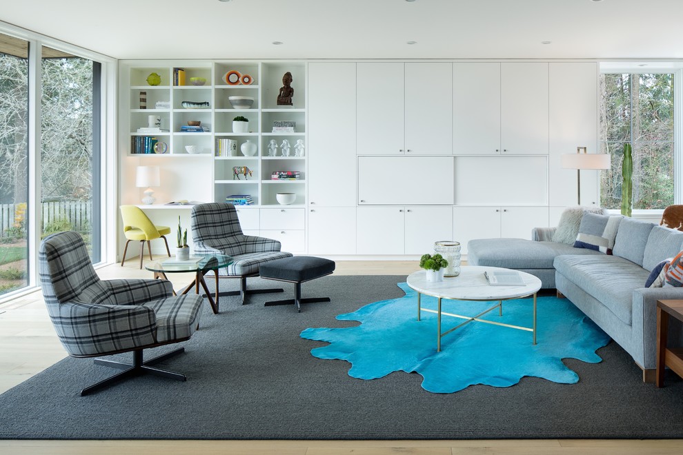 Ispirazione per un soggiorno minimalista con parquet chiaro e pavimento beige