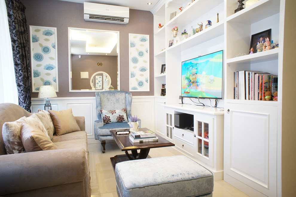 Diseño de salón para visitas cerrado clásico pequeño con paredes beige, suelo de baldosas de cerámica y pared multimedia
