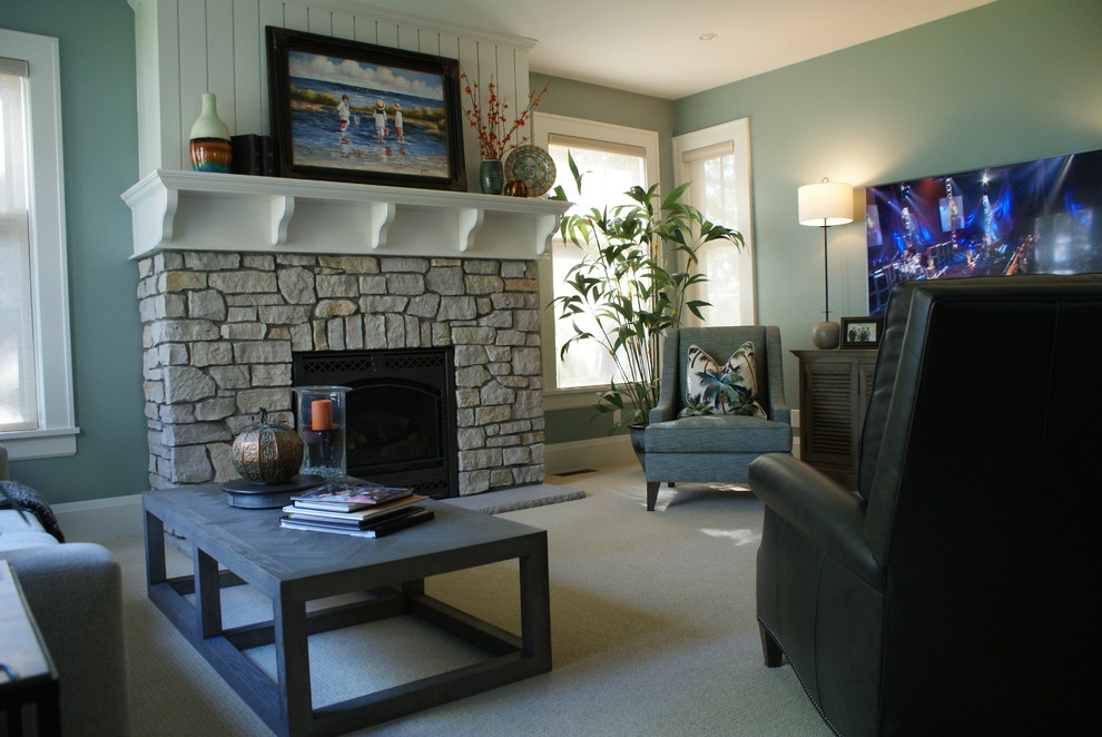 ミネアポリスにある高級な広いエクレクティックスタイルのおしゃれなLDK (緑の壁、カーペット敷き、標準型暖炉、石材の暖炉まわり、壁掛け型テレビ、ベージュの床) の写真
