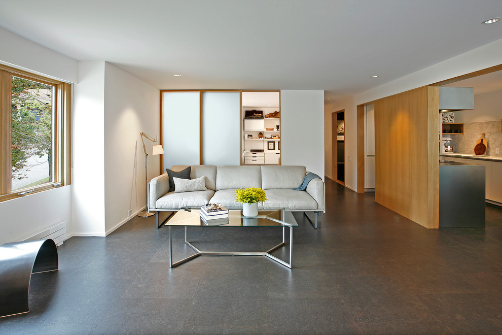 Immagine di un grande soggiorno moderno aperto con pareti bianche, camino lineare Ribbon, cornice del camino in metallo, nessuna TV e pavimento in sughero