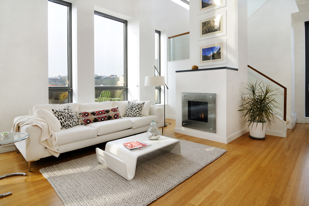 Immagine di un soggiorno minimal con pareti bianche