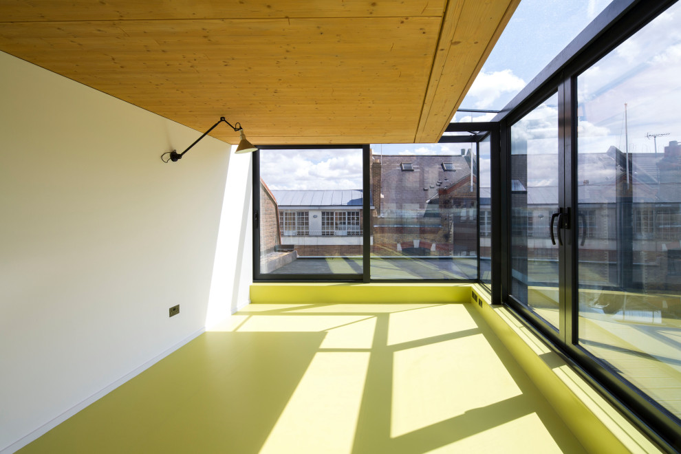 Idee per un piccolo soggiorno design aperto con pareti bianche, pavimento in vinile, pavimento verde e soffitto in legno