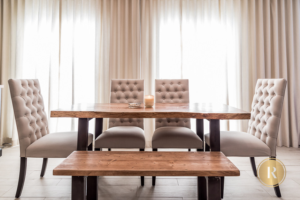 Idées déco pour une petite salle à manger contemporaine avec un mur vert, parquet clair et un sol blanc.