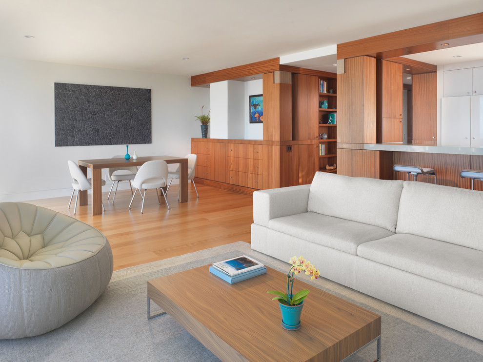 Imagen de salón para visitas abierto minimalista de tamaño medio sin chimenea y televisor con paredes blancas, suelo de madera clara y suelo marrón