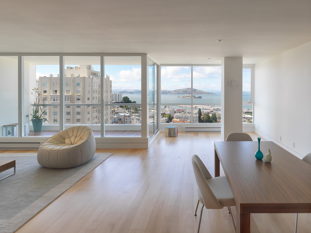 Mittelgroßes, Repräsentatives, Offenes, Fernseherloses Modernes Wohnzimmer ohne Kamin mit weißer Wandfarbe, hellem Holzboden und braunem Boden in San Francisco
