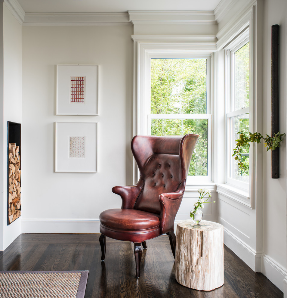 Diseño de salón abierto clásico renovado sin televisor con paredes blancas y suelo de madera oscura