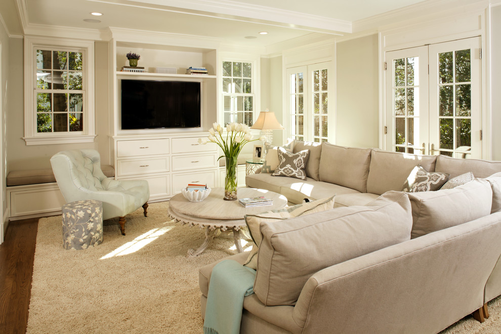 Свежая идея для дизайна: гостиная комната в классическом стиле с телевизором на стене - отличное фото интерьера