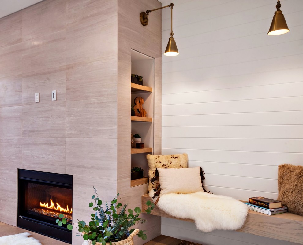 Idéer för ett mellanstort modernt vardagsrum, med vita väggar, ljust trägolv, en standard öppen spis, en spiselkrans i trä och brunt golv