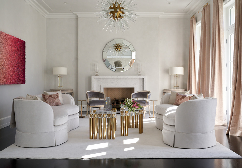 Immagine di un soggiorno tradizionale aperto con pareti beige, parquet scuro, camino classico e pavimento marrone