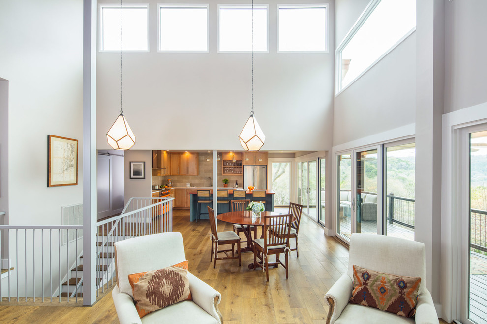 Mittelgroßes, Offenes Modernes Wohnzimmer ohne Kamin mit weißer Wandfarbe und braunem Holzboden in Austin