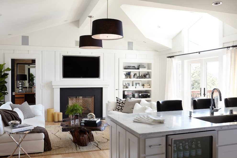 Inspiration pour un salon design avec un mur blanc, une cheminée standard, un téléviseur fixé au mur et éclairage.