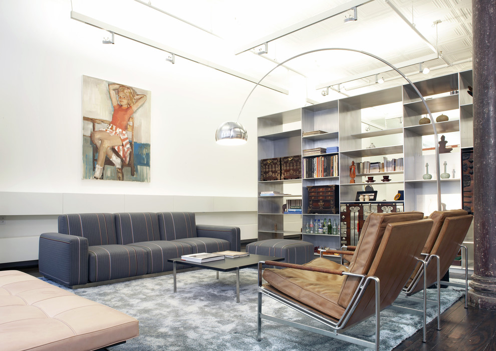 Стильный дизайн: гостиная комната в стиле модернизм с белыми стенами, темным паркетным полом и ковром на полу - последний тренд