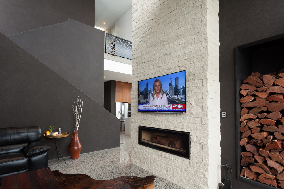 シドニーにあるラグジュアリーな中くらいなモダンスタイルのおしゃれなLDK (茶色い壁、コンクリートの床、横長型暖炉、レンガの暖炉まわり、壁掛け型テレビ、グレーの床) の写真