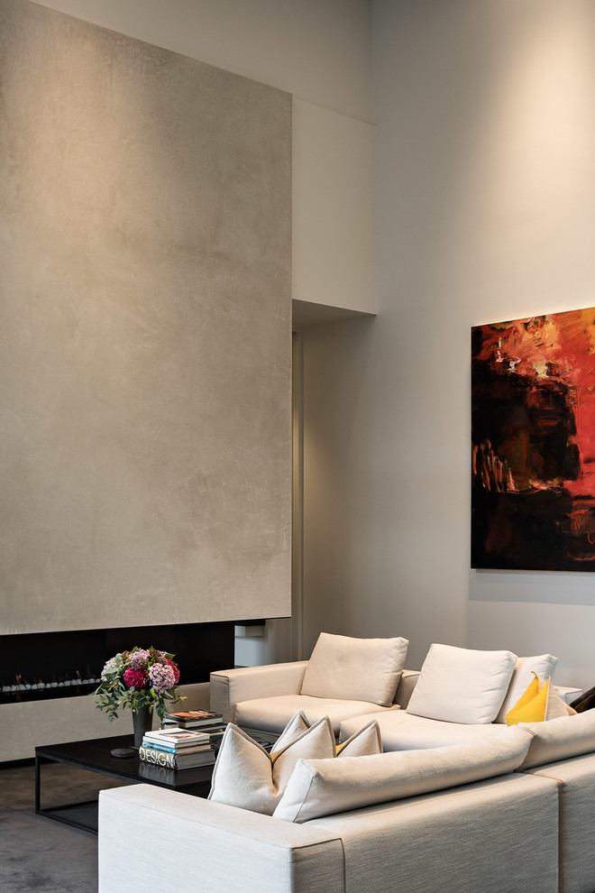 Imagen de salón moderno con paredes blancas, suelo de baldosas de cerámica, chimenea lineal, marco de chimenea de hormigón y suelo negro