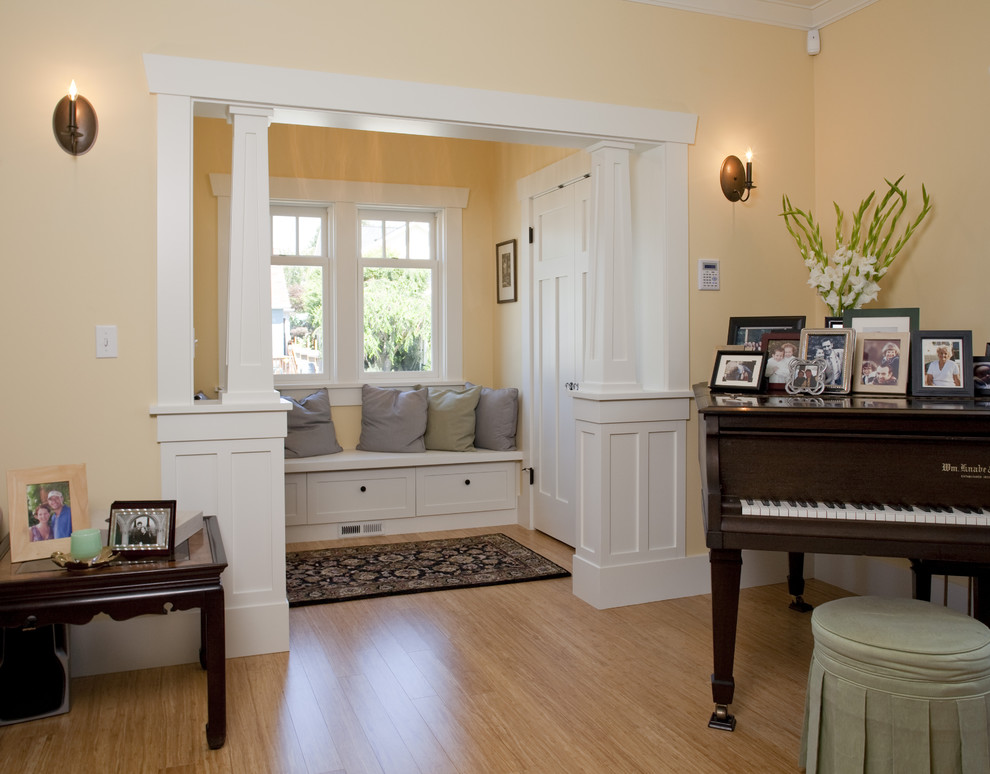 Источник вдохновения для домашнего уюта: гостиная комната в стиле кантри с музыкальной комнатой и оранжевыми стенами