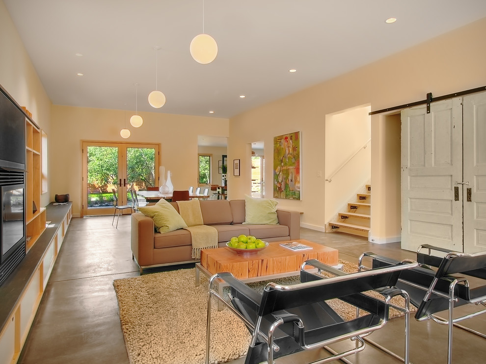 Mittelgroßes, Repräsentatives Modernes Wohnzimmer mit Betonboden, beiger Wandfarbe, Kaminumrandung aus Metall, beigem Boden und Gaskamin in Seattle