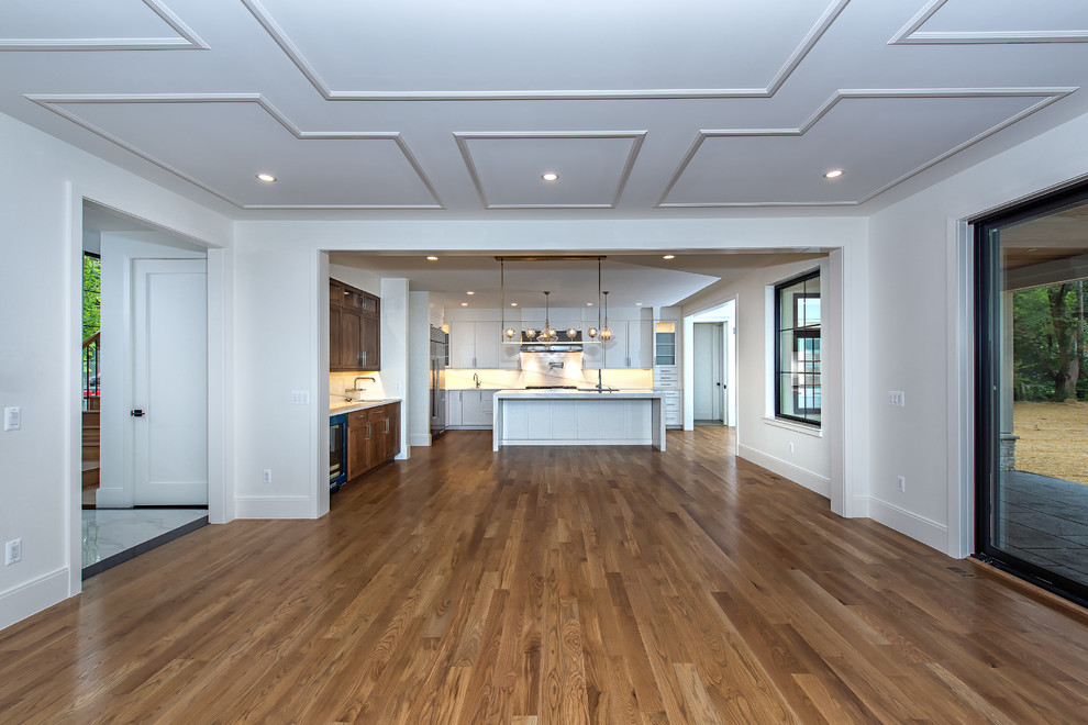 Imagen de salón contemporáneo grande con paredes blancas, suelo de madera clara y suelo marrón