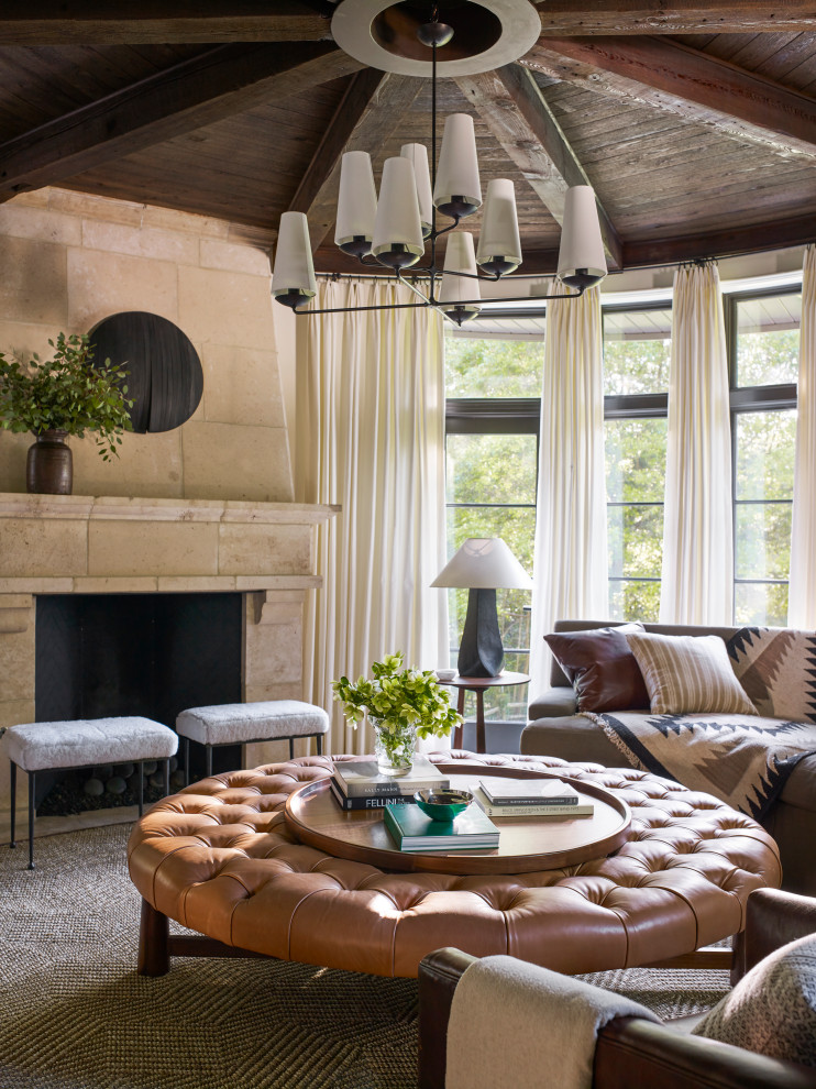 Klassisches Wohnzimmer mit Kamin, Kaminumrandung aus Stein, freigelegten Dachbalken und Holzdecke in Austin