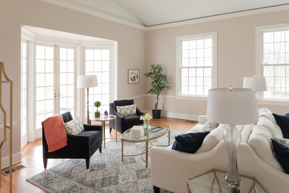 Inspiration pour un salon traditionnel de taille moyenne et fermé avec une salle de réception, un mur blanc et parquet clair.