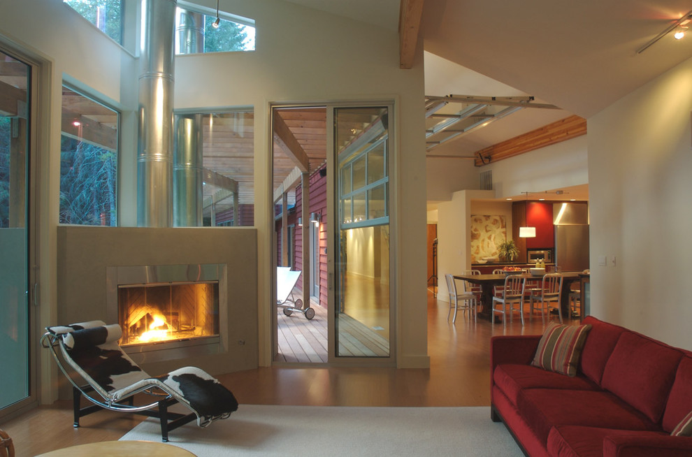 シアトルにあるモダンスタイルのおしゃれなLDK (白い壁、竹フローリング、コーナー設置型暖炉、漆喰の暖炉まわり、テレビなし) の写真