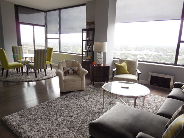 Пример оригинального дизайна: открытая гостиная комната среднего размера в стиле модернизм с серыми стенами, светлым паркетным полом и телевизором на стене