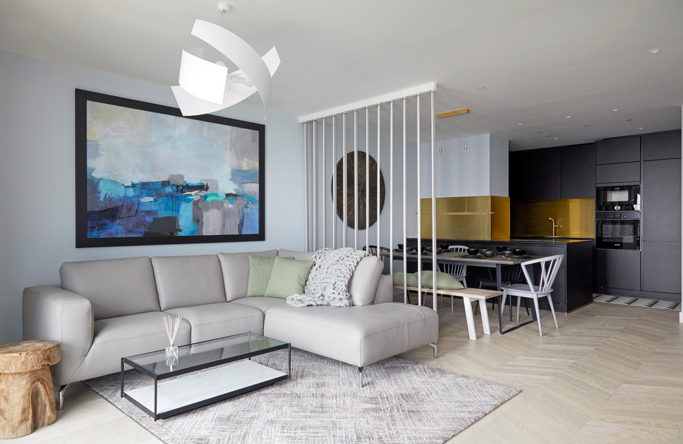 Mittelgroßes, Offenes Modernes Wohnzimmer mit blauer Wandfarbe, hellem Holzboden und weißem Boden in London
