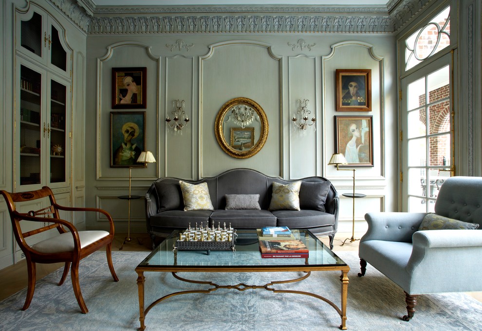 Exempel på ett mellanstort klassiskt separat vardagsrum, med ett finrum, gröna väggar, ljust trägolv och brunt golv