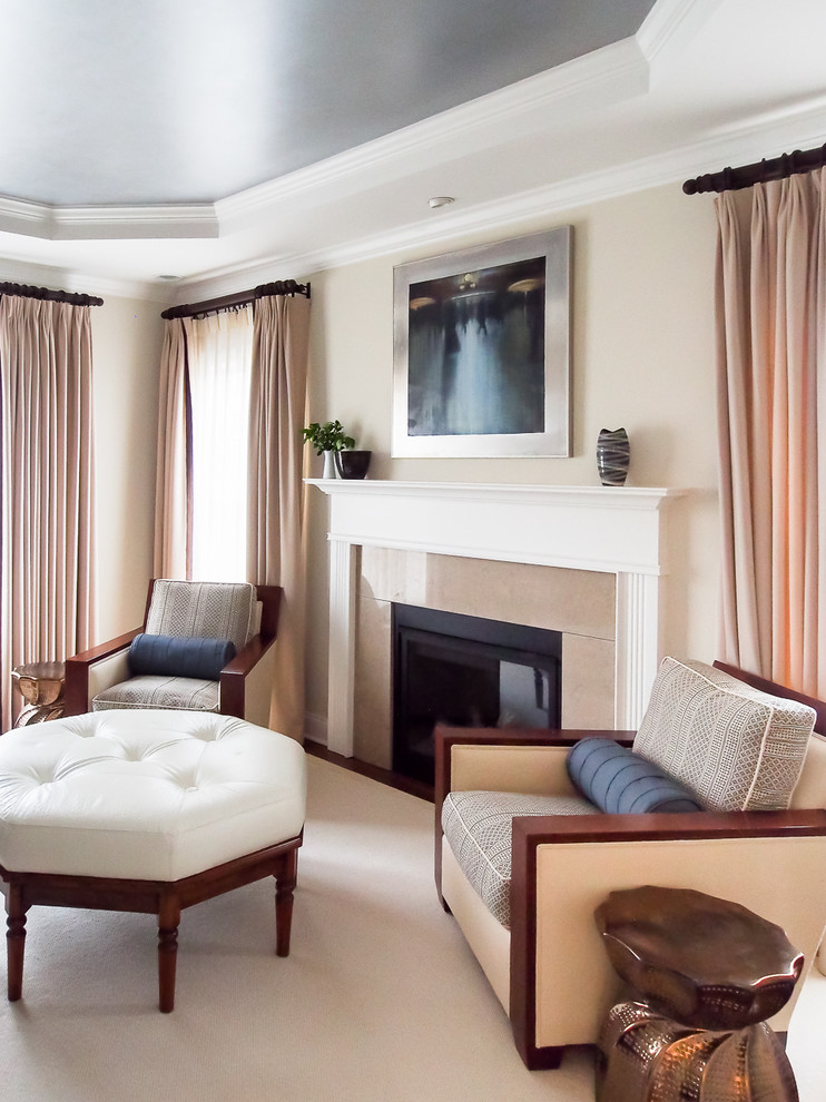 Kleines, Repräsentatives, Fernseherloses, Abgetrenntes Modernes Wohnzimmer mit beiger Wandfarbe, braunem Holzboden, Kamin und gefliester Kaminumrandung in New York