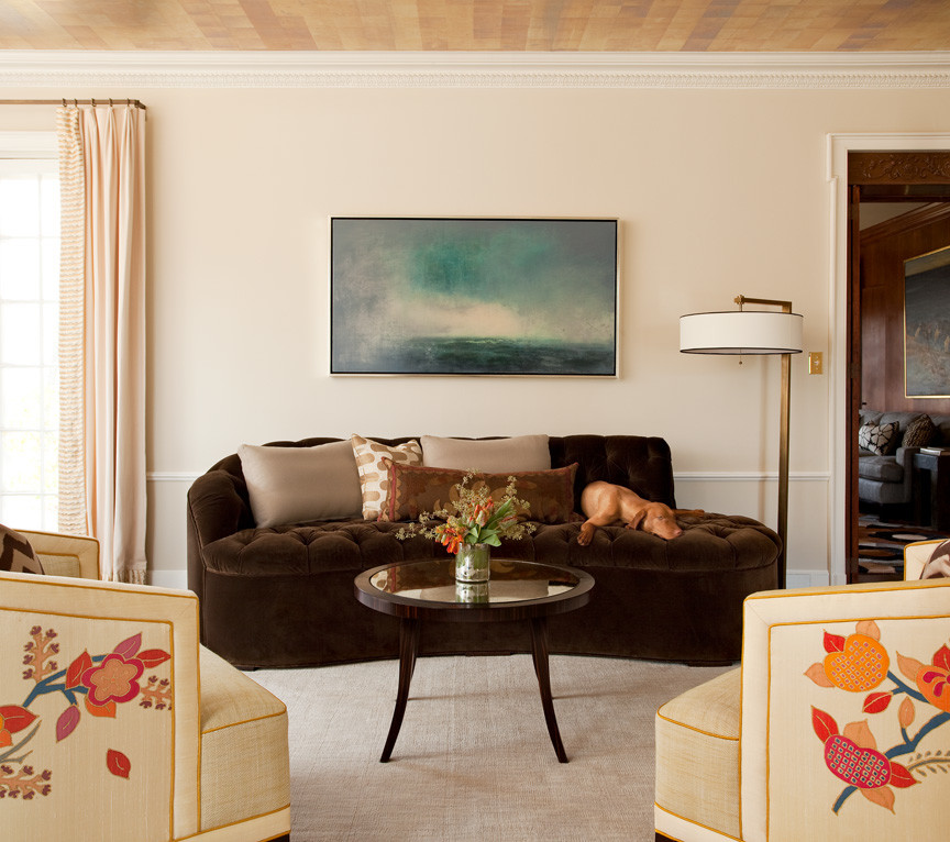 Immagine di un ampio soggiorno chic con pareti beige e moquette