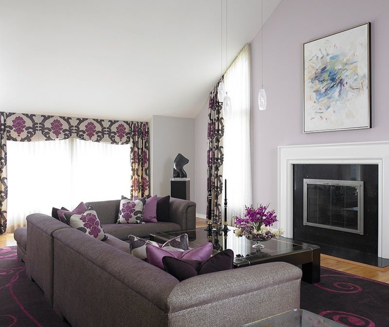 Großes, Fernseherloses, Offenes Modernes Wohnzimmer mit lila Wandfarbe, hellem Holzboden, Kamin und verputzter Kaminumrandung in New York