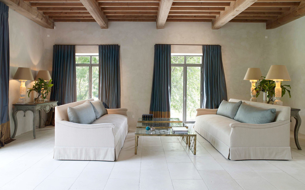 Esempio di un grande soggiorno tradizionale chiuso con sala formale, pavimento in travertino, nessuna TV, pareti beige e pavimento bianco