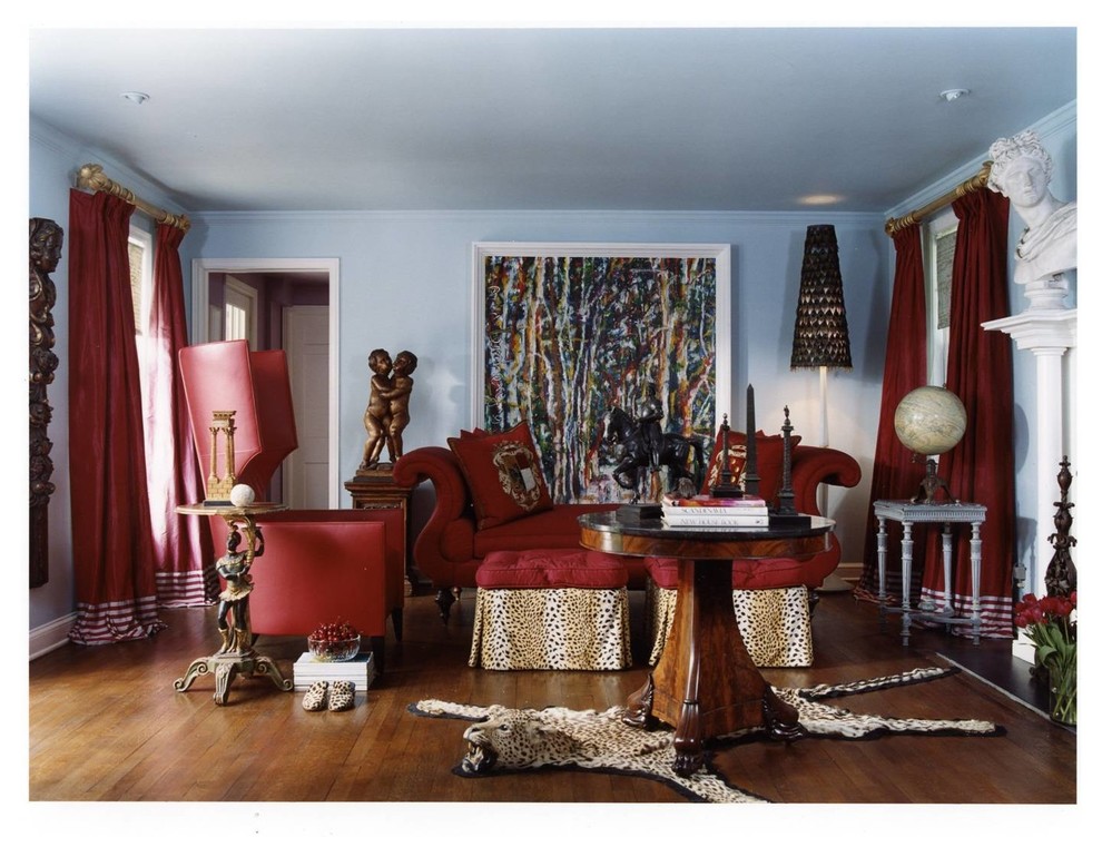 Exemple d'un salon éclectique fermé avec une salle de réception, un mur bleu et un sol en bois brun.