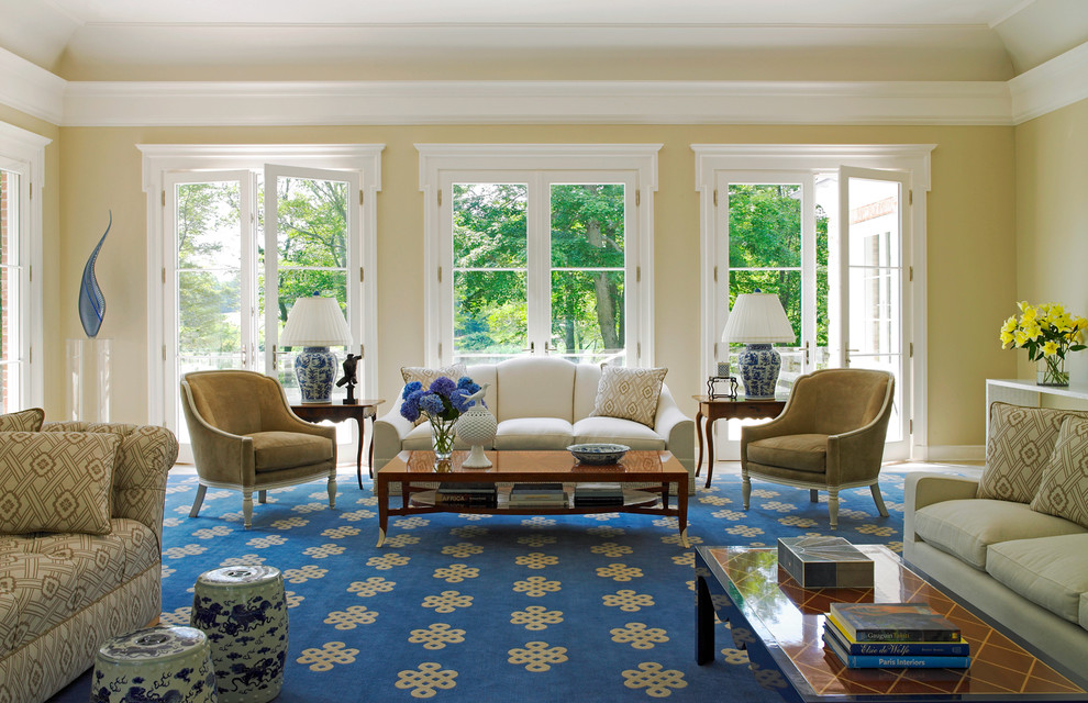 Immagine di un soggiorno classico con pareti gialle e moquette